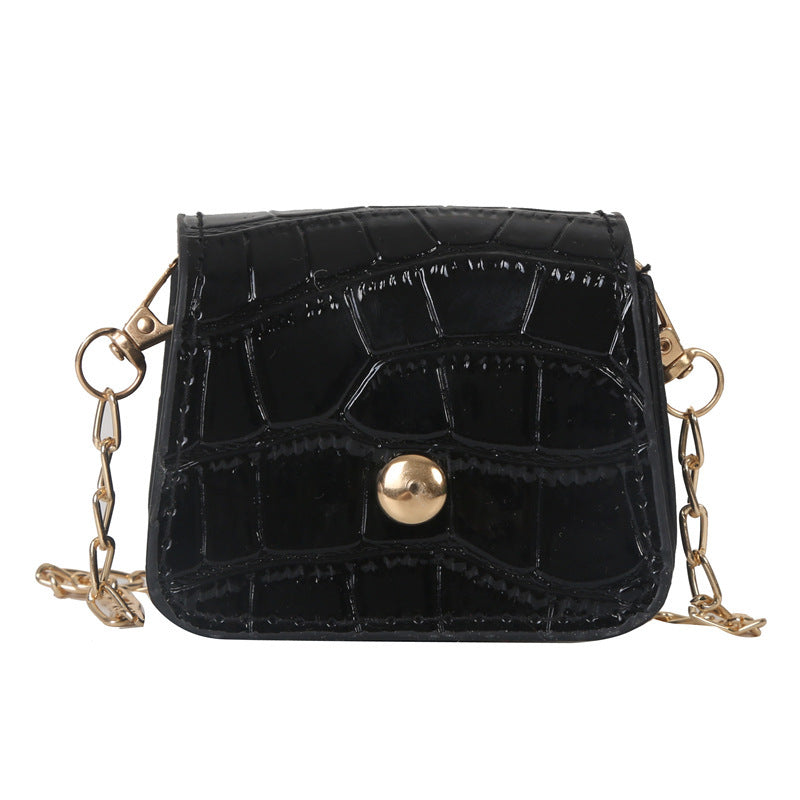 Velvet Charm – Gold Chain Mini