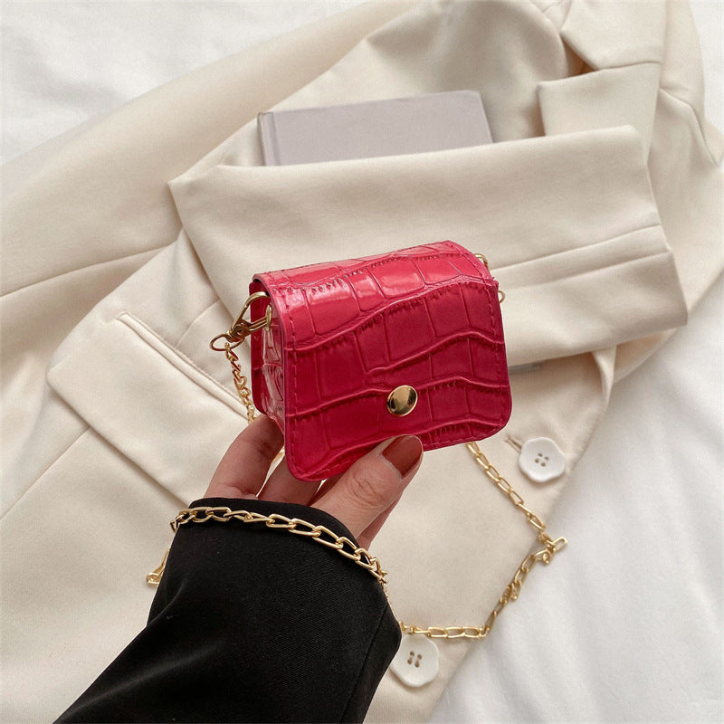 Velvet Charm – Gold Chain Mini