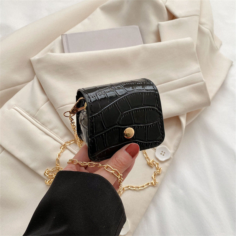 Velvet Charm – Gold Chain Mini