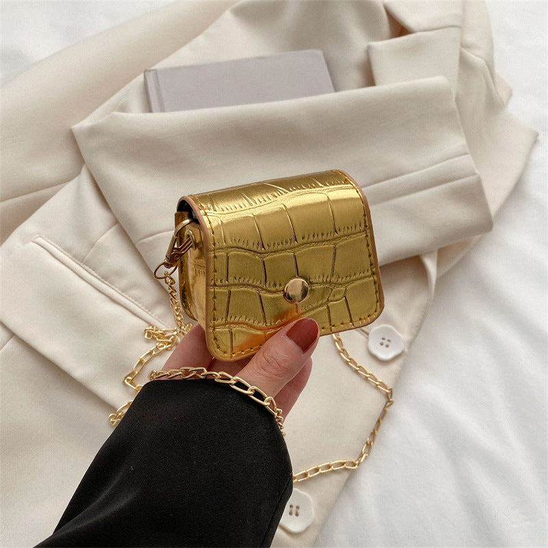 Velvet Charm – Gold Chain Mini