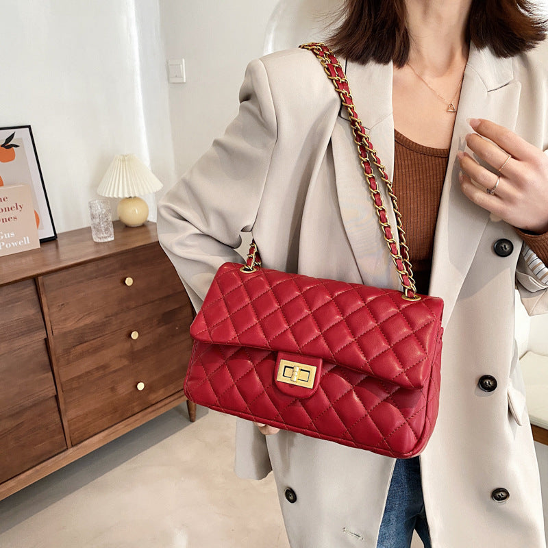 Amélie – Quilted Chain Shoulder