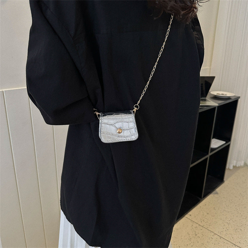 Velvet Charm – Gold Chain Mini