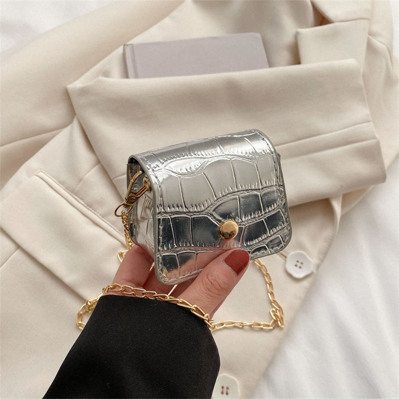 Velvet Charm – Gold Chain Mini