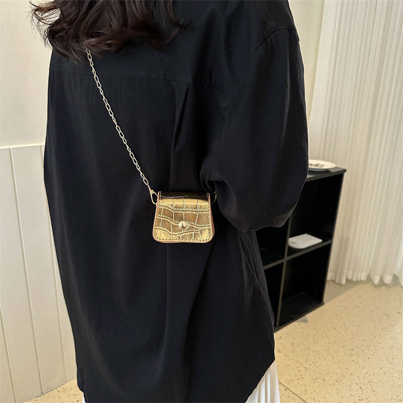 Velvet Charm – Gold Chain Mini