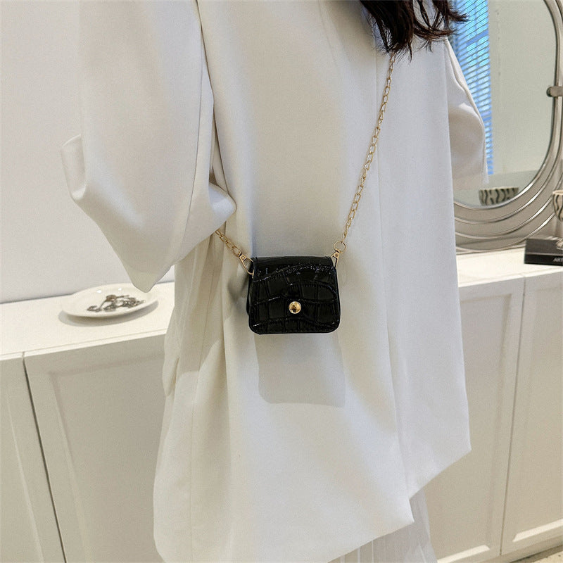 Velvet Charm – Gold Chain Mini